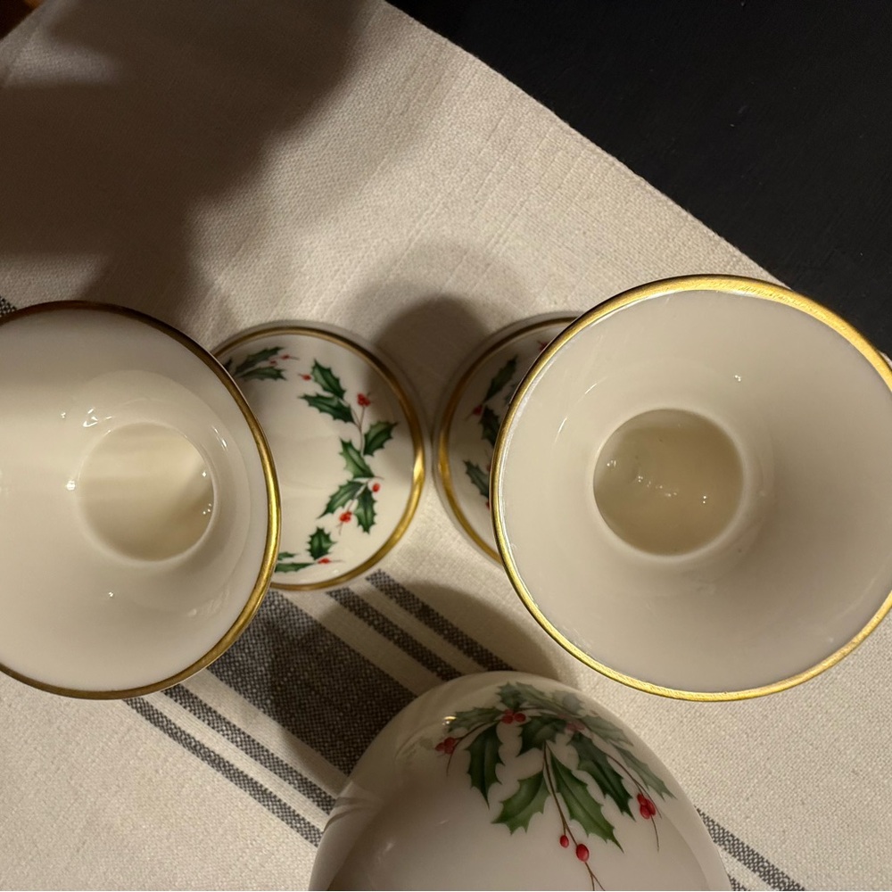 Lenox China, three piece, Christmas ivy and berry, vase and candlesticks - Picture 5 of 7